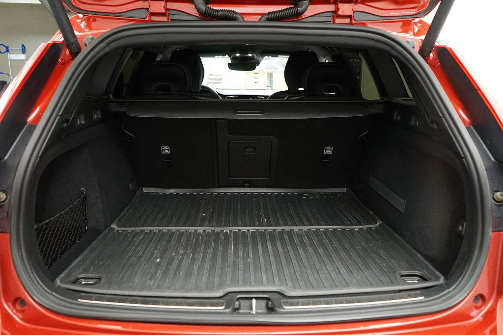 Volvo V60 D3 R-Design. Dragkrok. Navigation. on Call. Miljöklass Euro6d-TE