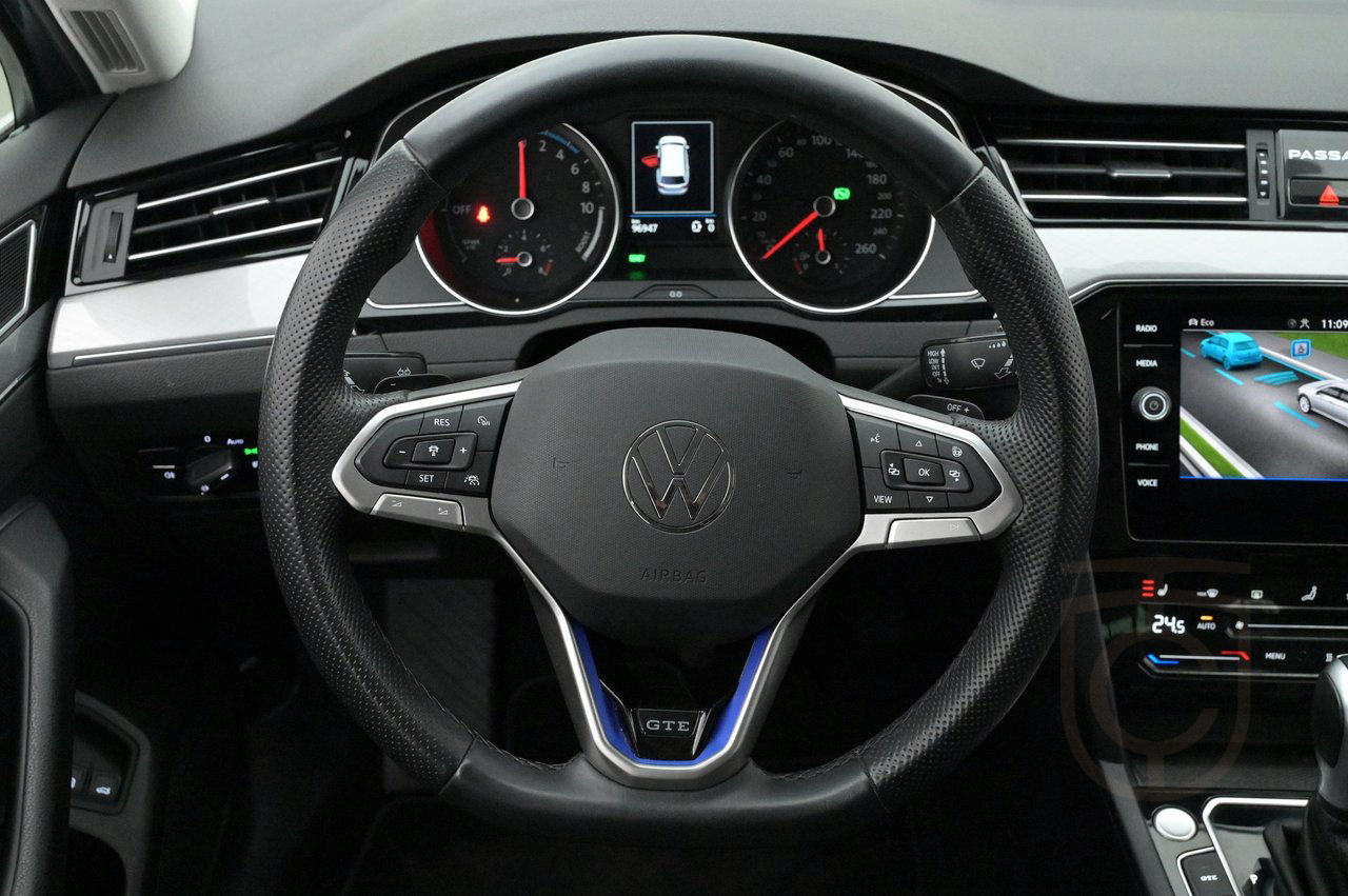 Volkswagen Passat Variant GTE Executive Bus.