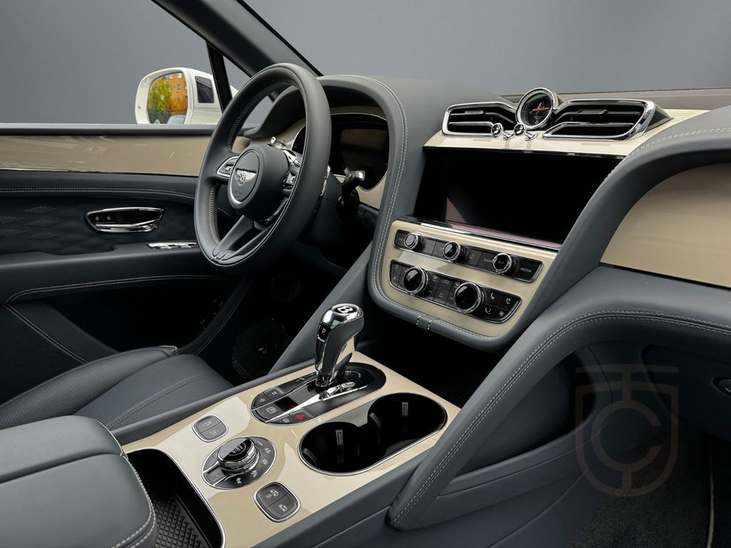 Bentley Bentayga V8 EWB Azure -NP: 356T€ -BENTLEY BERLIN