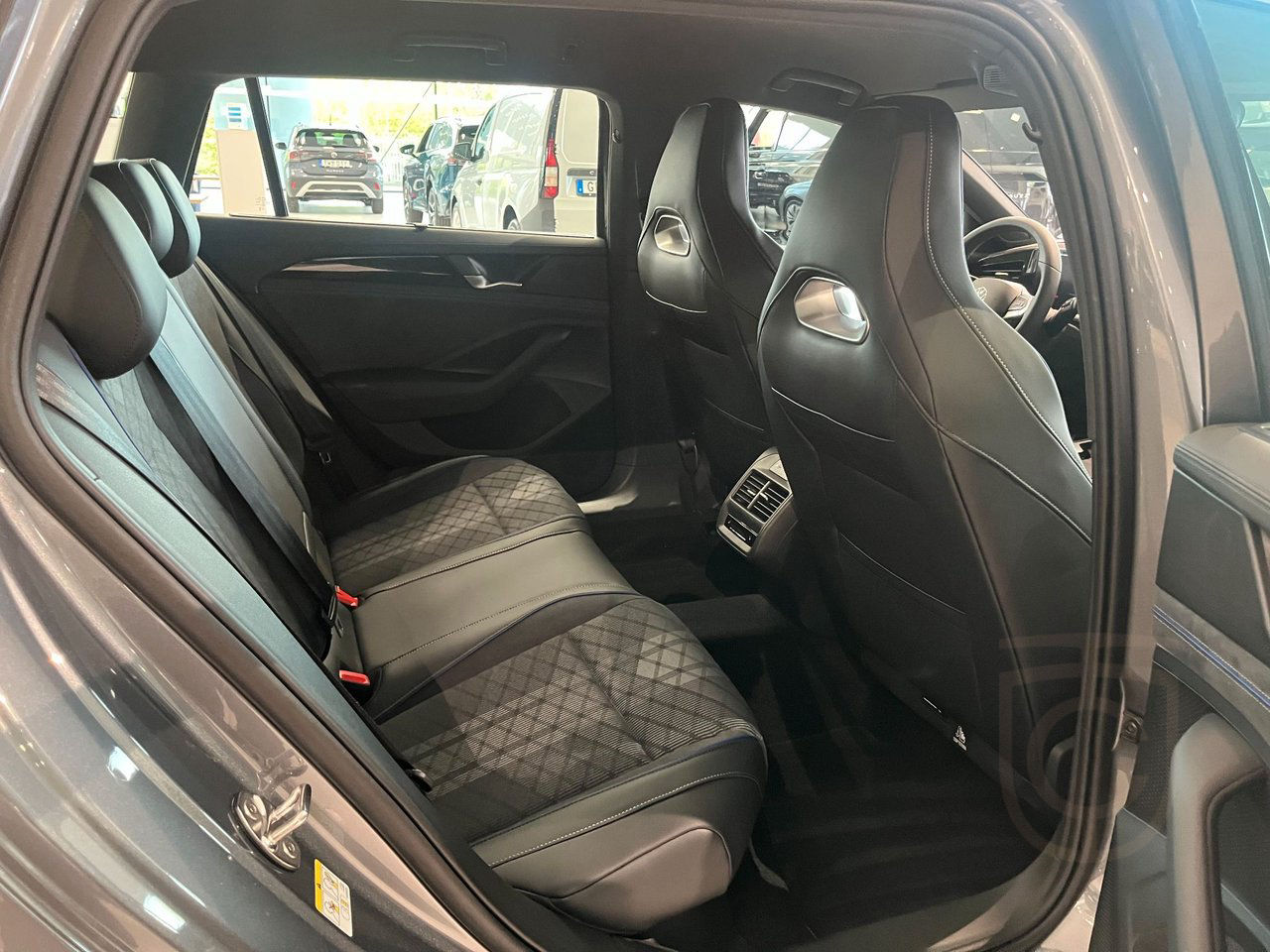 Volkswagen Passat eHybrid 1.5 TSI  R-Line