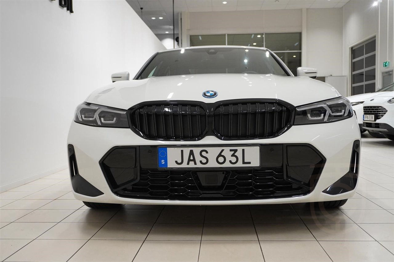 BMW 330e xDrive Sedan M-Sport