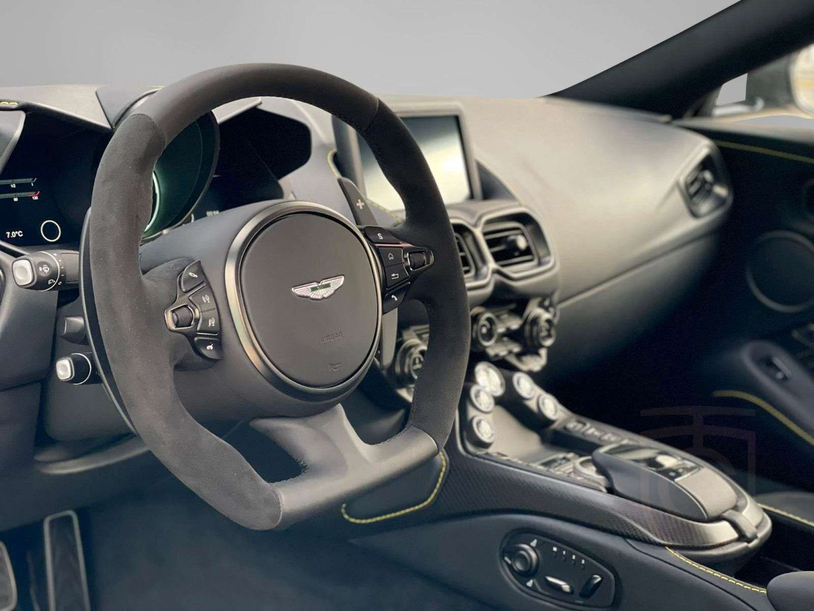 Aston Martin V8