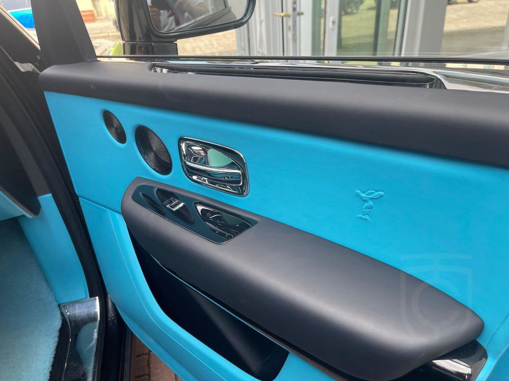 Rolls-Royce Cullinan Bespoke HUD TV