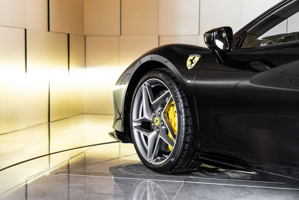 Ferrari F8 Tributo / Svensksåld / Kolfiberstolar / OBS SPEC! /