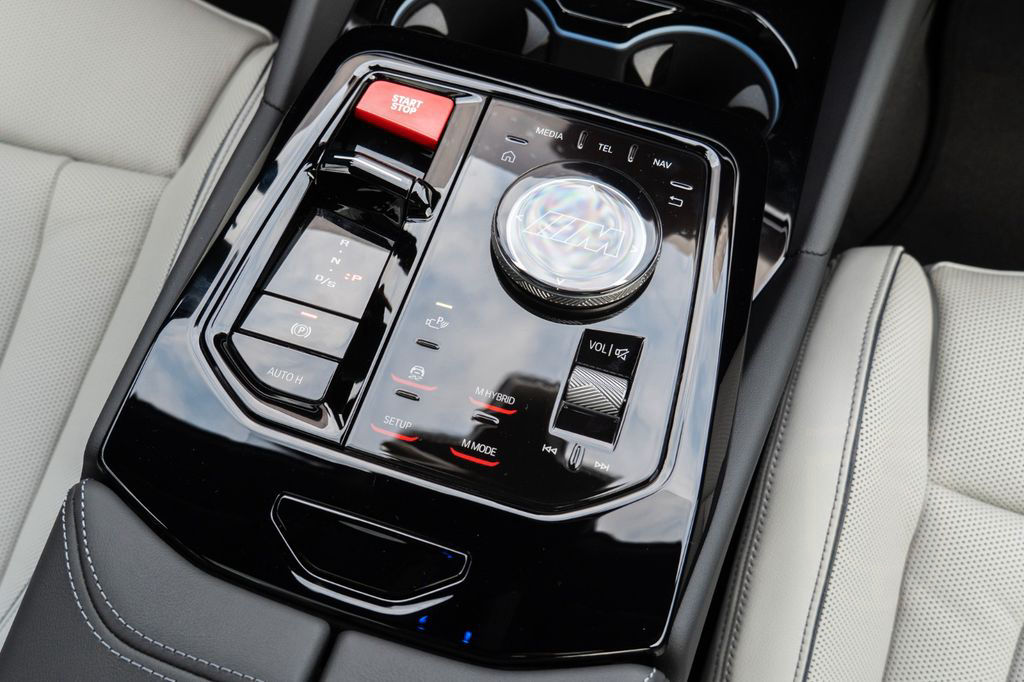 BMW M5 DR.ASS.PLUS.PANORAMA.B&W.360°.AHK.NEU MODELL