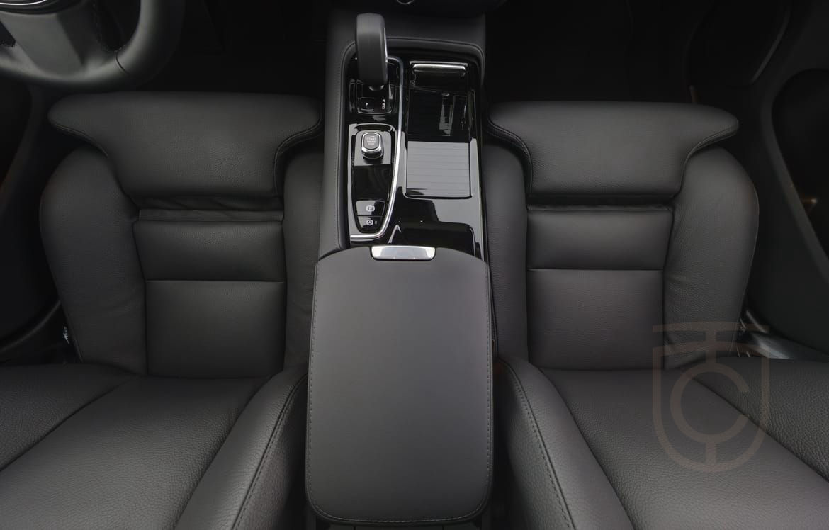 Volvo V60 Recharge T6 II Ultima Dark B&W,Drag.