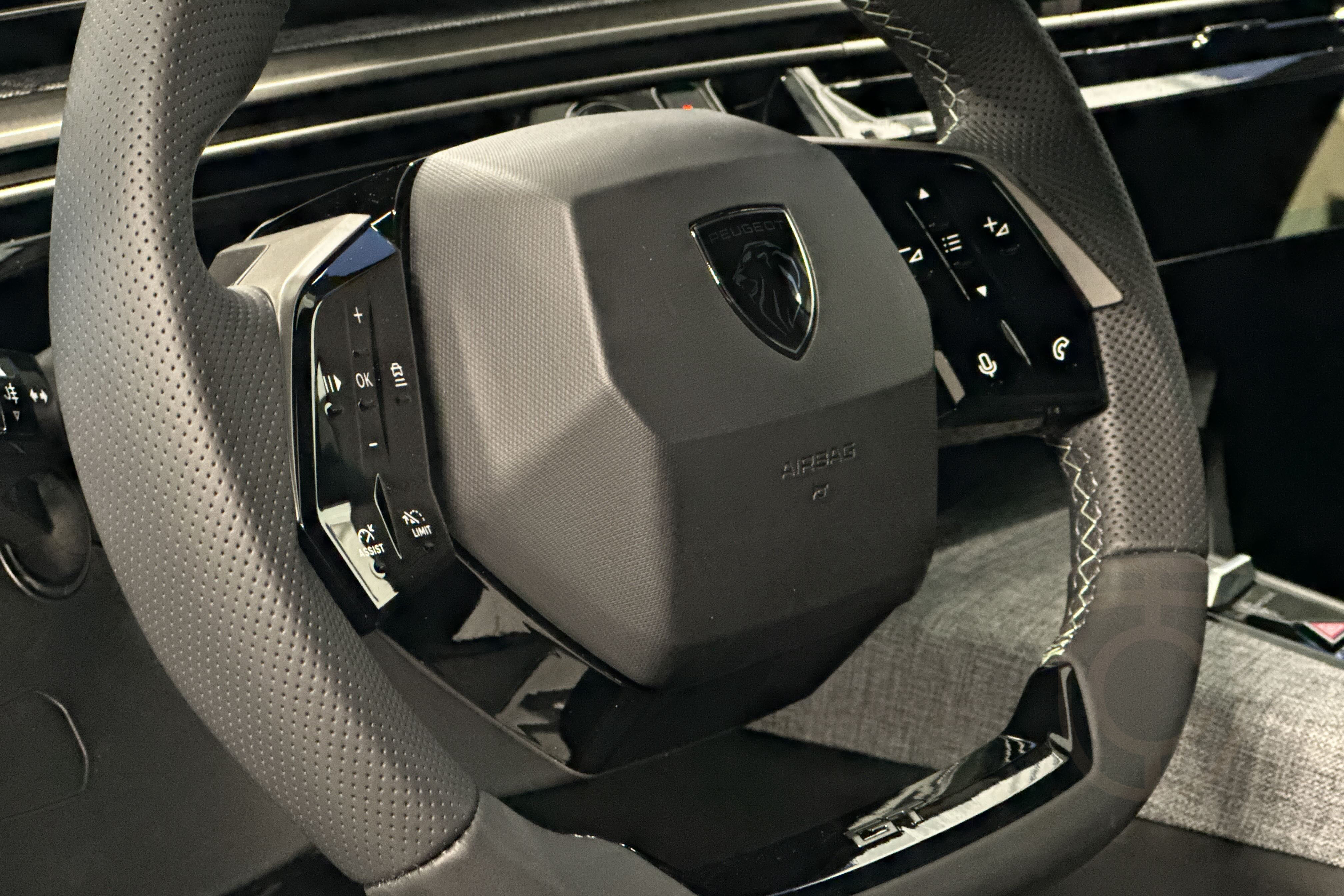 Peugeot 3008 HYBRID 136