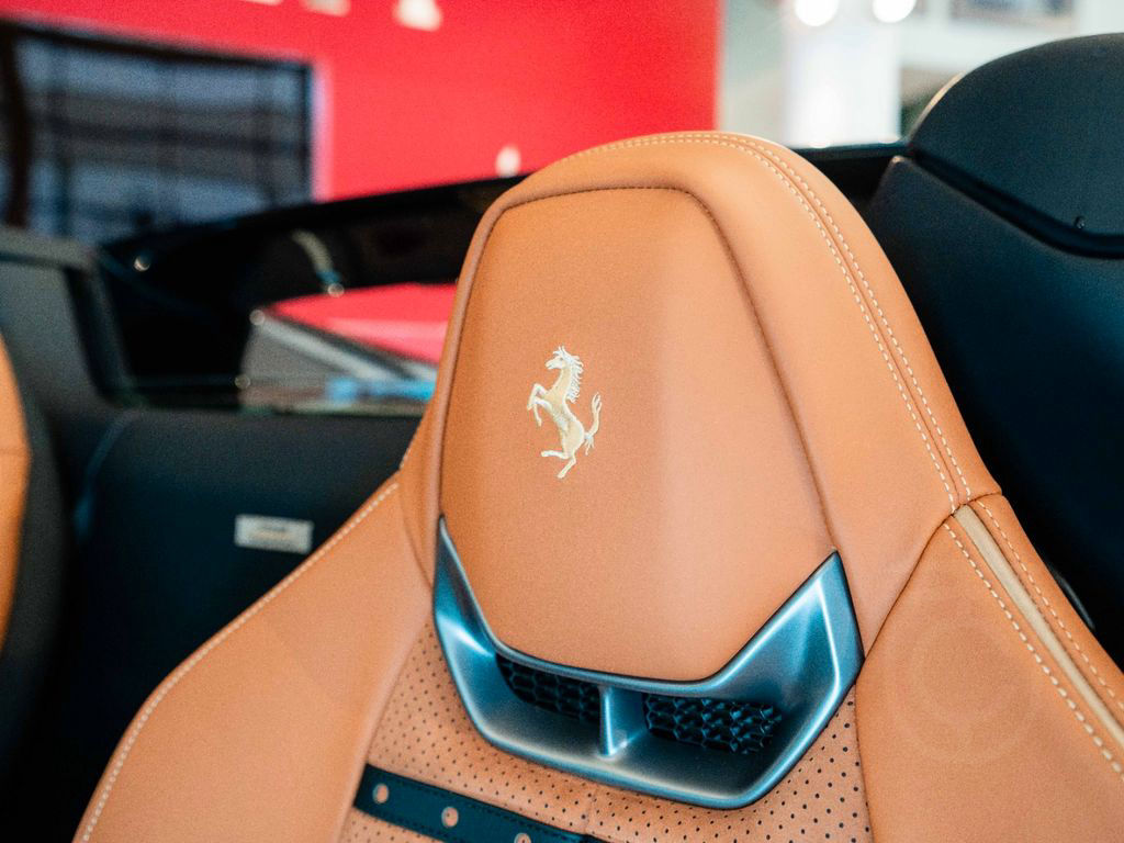 Ferrari 296 GTS Atelier*Lift*Carbon*Lackierte-Nummern