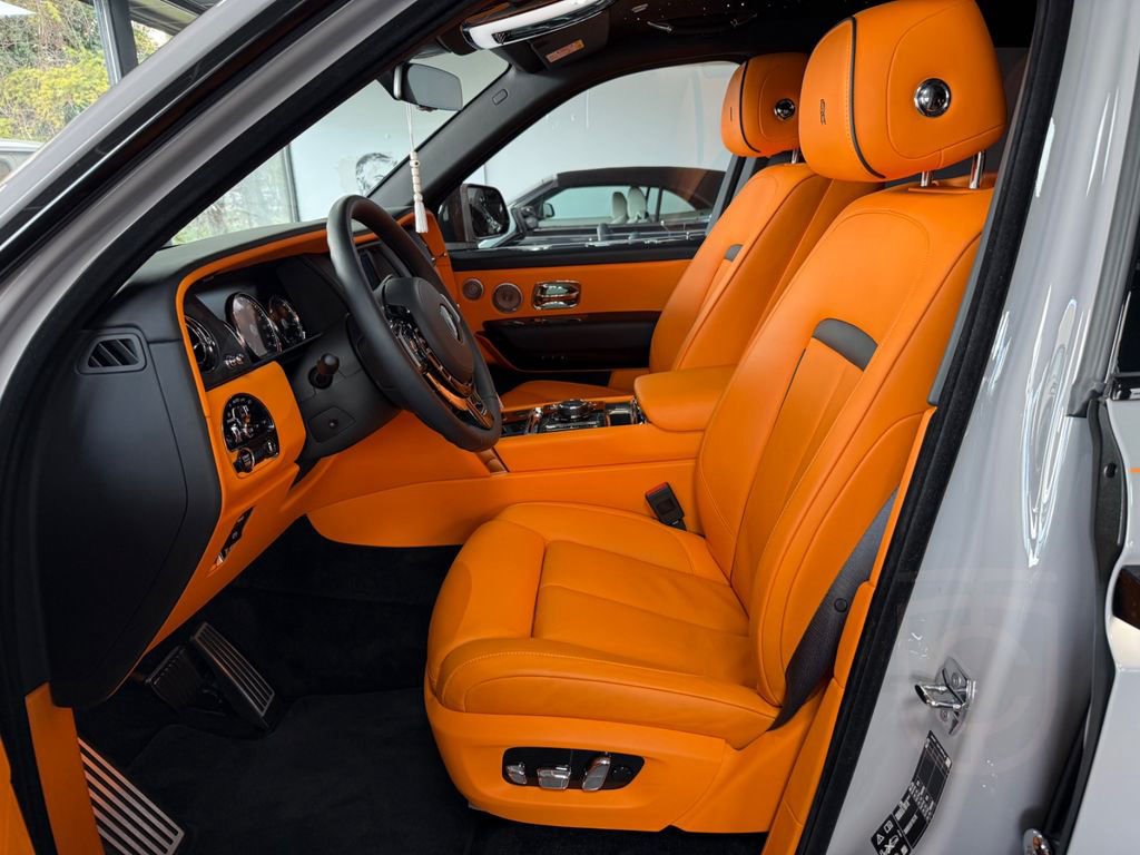Rolls-Royce Cullinan- 4 seats- Bespoke- Starlight- Tables+TV