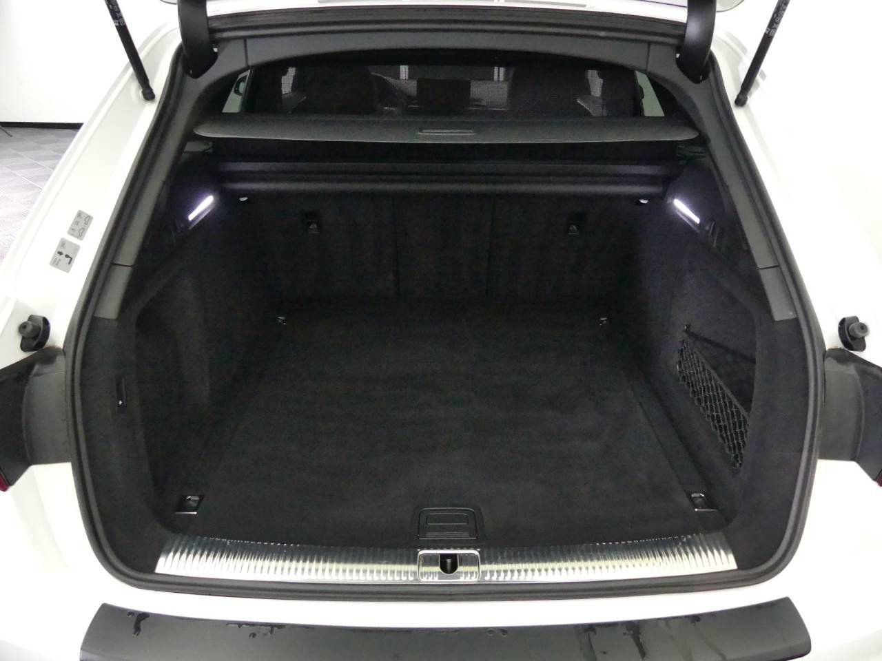 Audi A4 Quattro 40 TFSI S-LiNE
