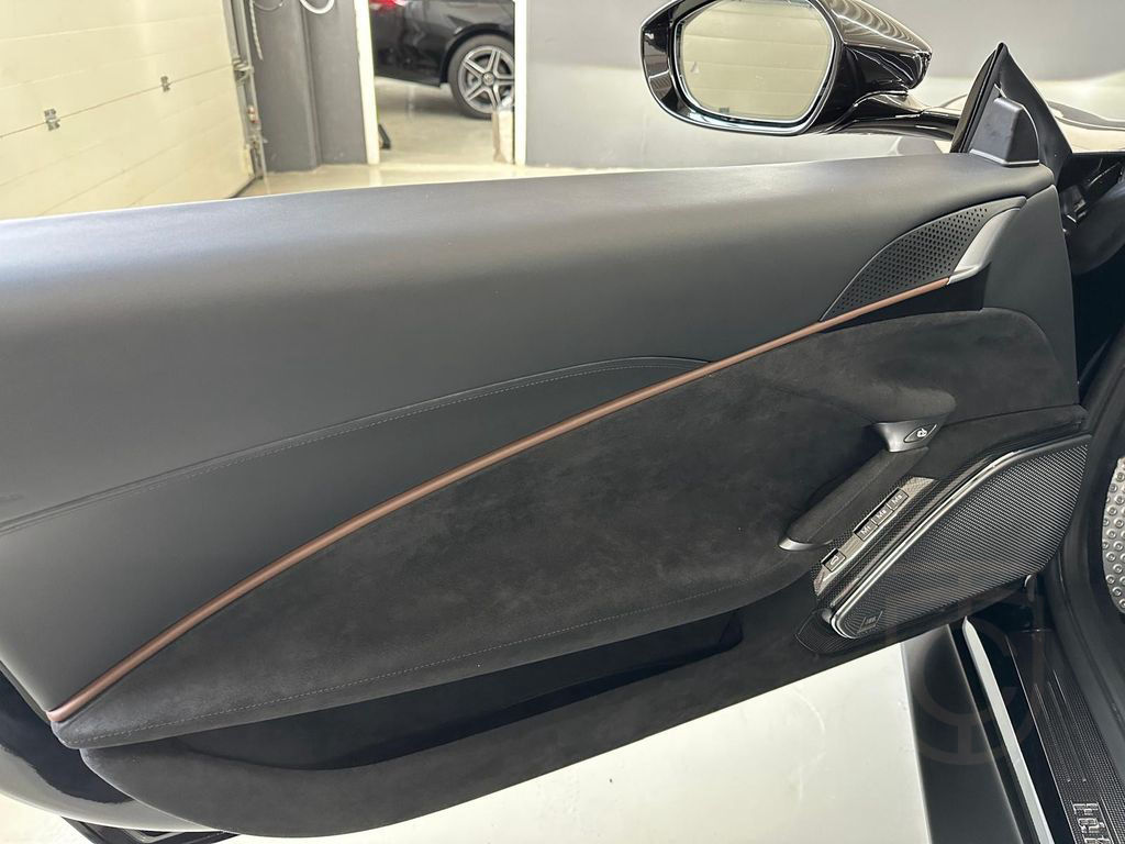 Ferrari Roma Lift + Carbon + Leder braun + LED