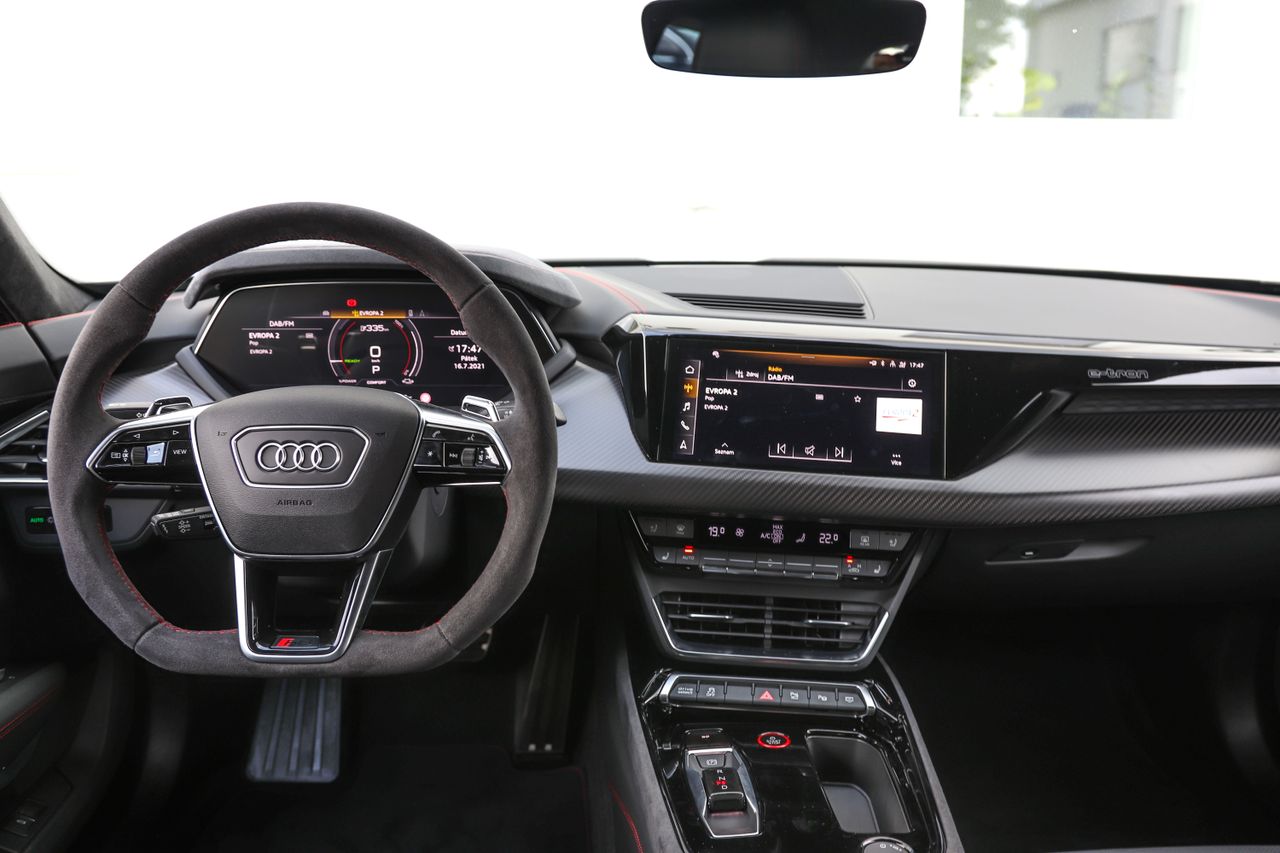 Audi RS e-tron GT/440kW/Masáž/HUD/Noční Vidění SKLADEM
