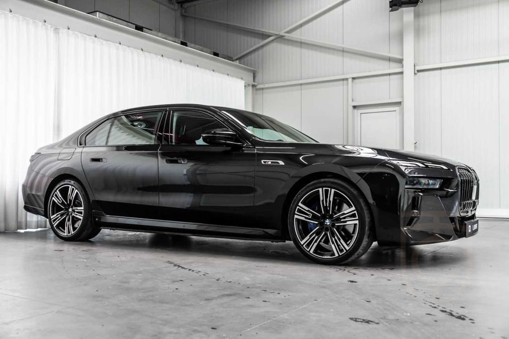 BMW M760 e xDrive M Sport Rear Seat Entertainment Ma