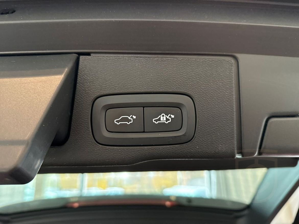 Volvo XC60 Recharge T6 Plus Dark Edition.