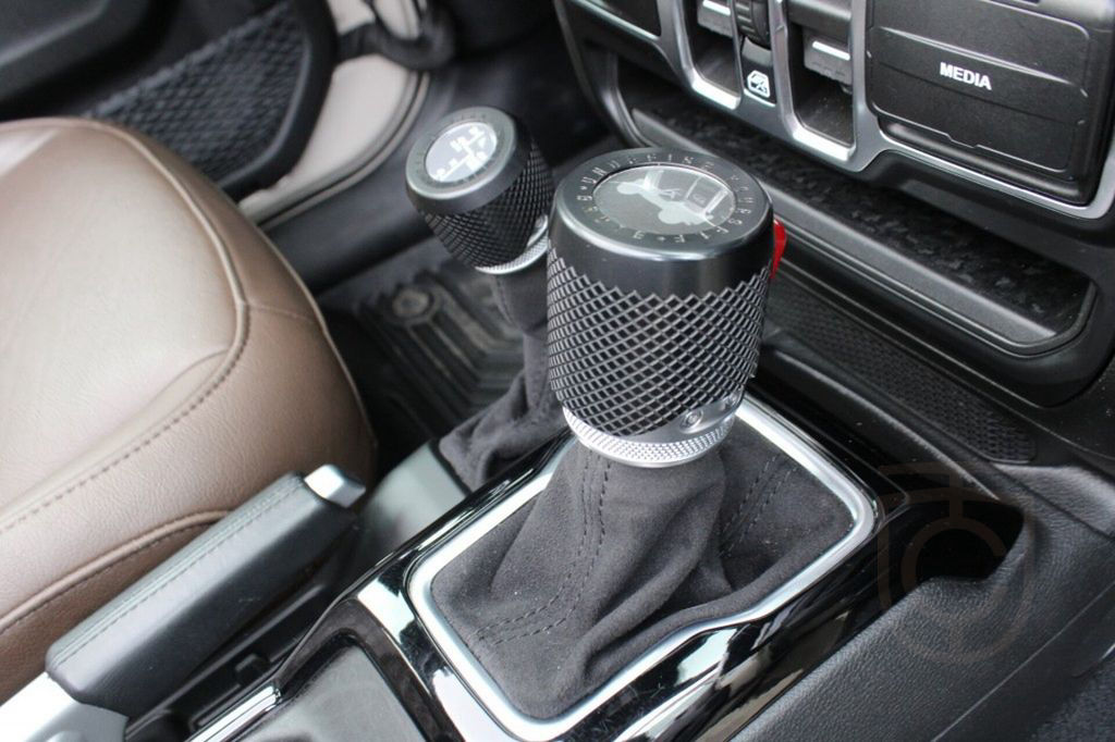 Jeep Wrangler BRUTE 4XE 380 PK SAHARA / Sky One Touch