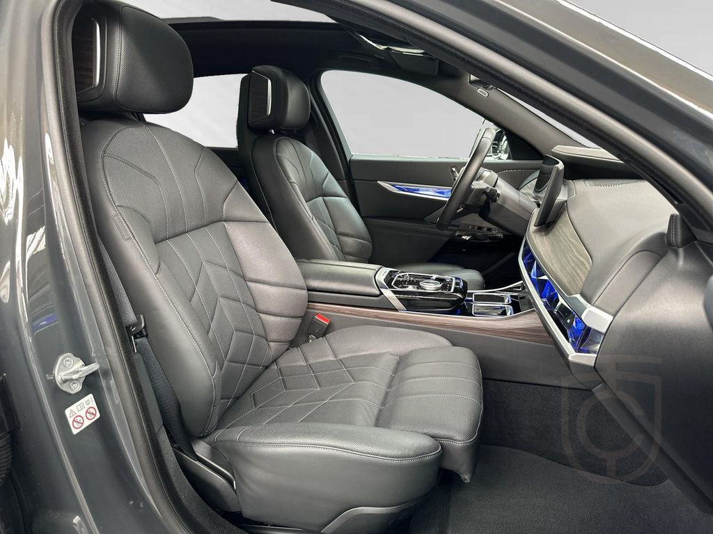 BMW i7 xDrive60 M Sport Pro|SkyLounge|AHK|Massage