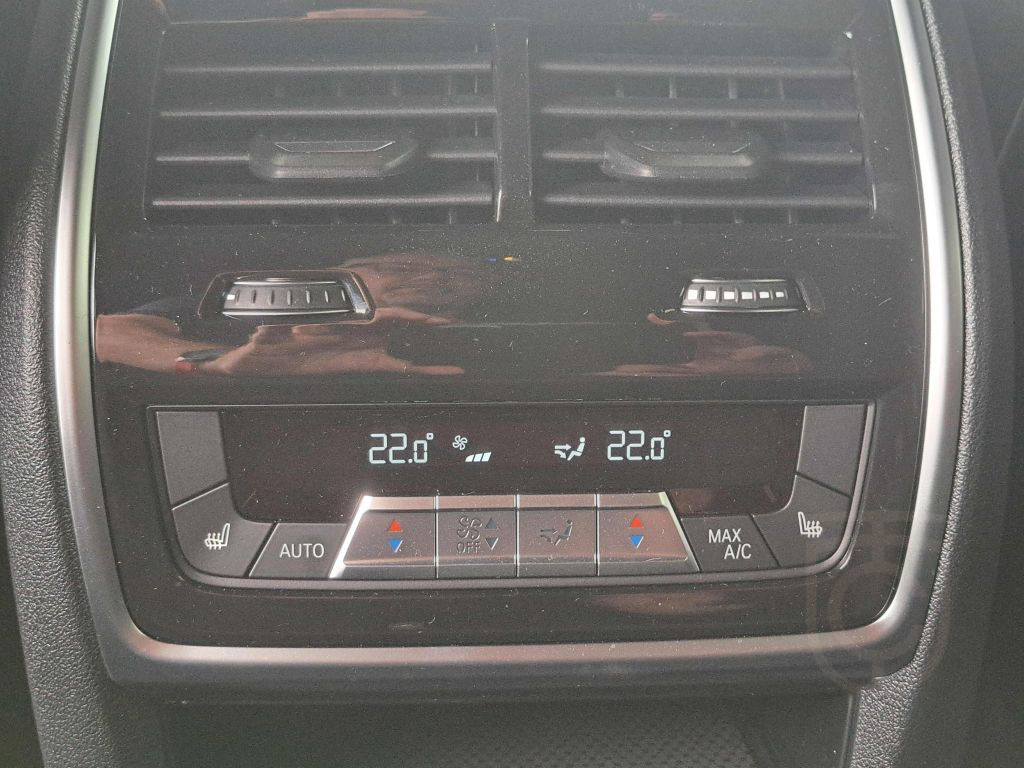 BMW XM M Drivers Gestiksteuerung B&W Surround DAB