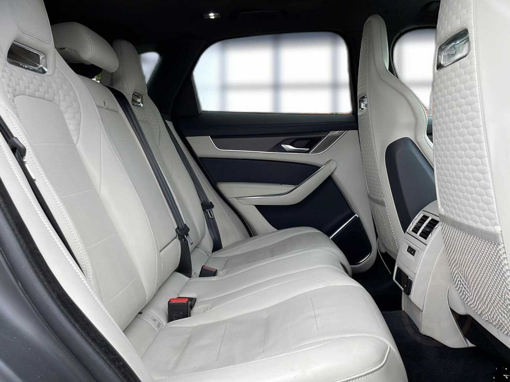 Jaguar F-Pace P550 AWD SVR