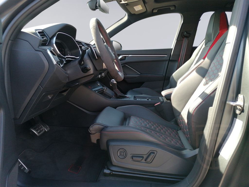 Audi RS Q3 S tronic PANO+MATLACK+280VMAX+AHK+KERAMIK