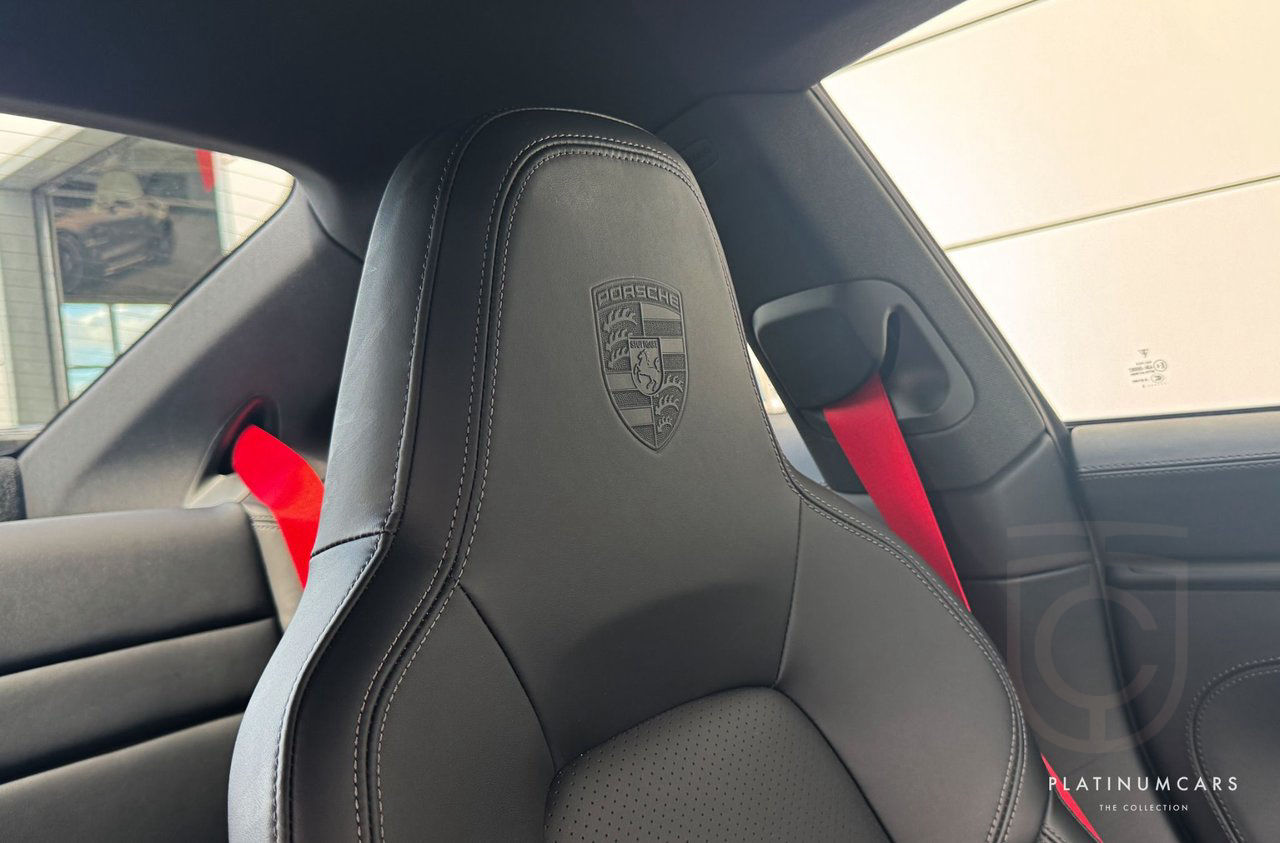 Porsche 911 992 Carrera 4 GTS