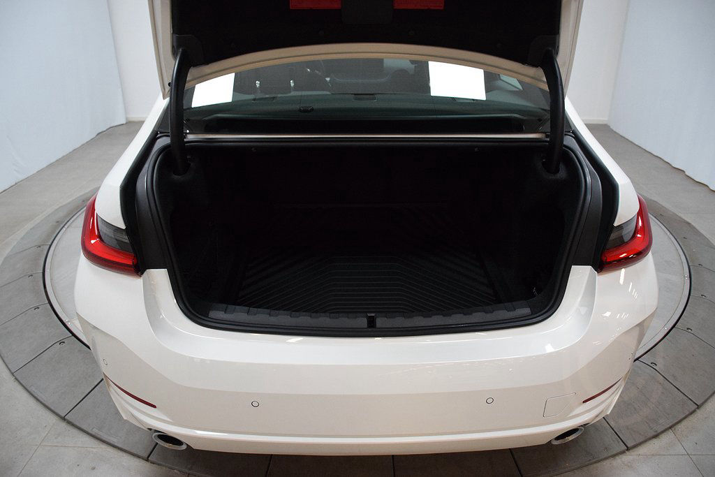 BMW 320i Sedan