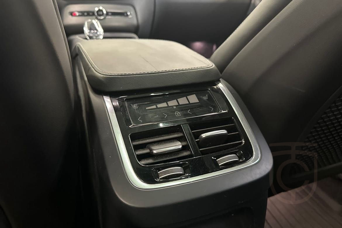 Volvo XC90 Recharge T8 Ultimate Dark Edition.