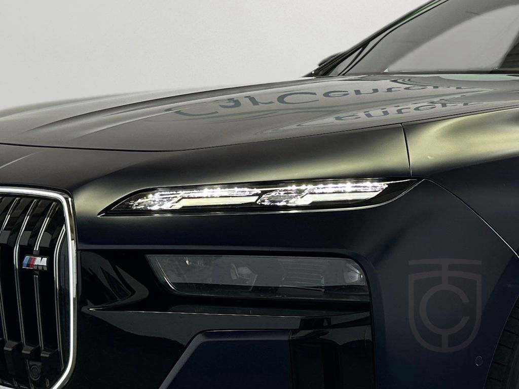 BMW M760e xDrive*Kristall*B&W*Fond-TV*PanoSkyL*360°*