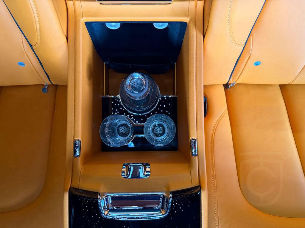 Rolls-Royce Cullinan- 4 seats- Bespoke- Starlight- Tables+TV