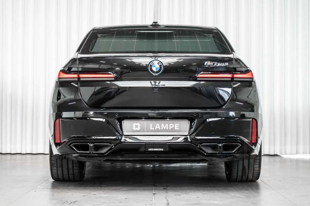 BMW M760 e xDrive M Sport Rear Seat Entertainment Ma