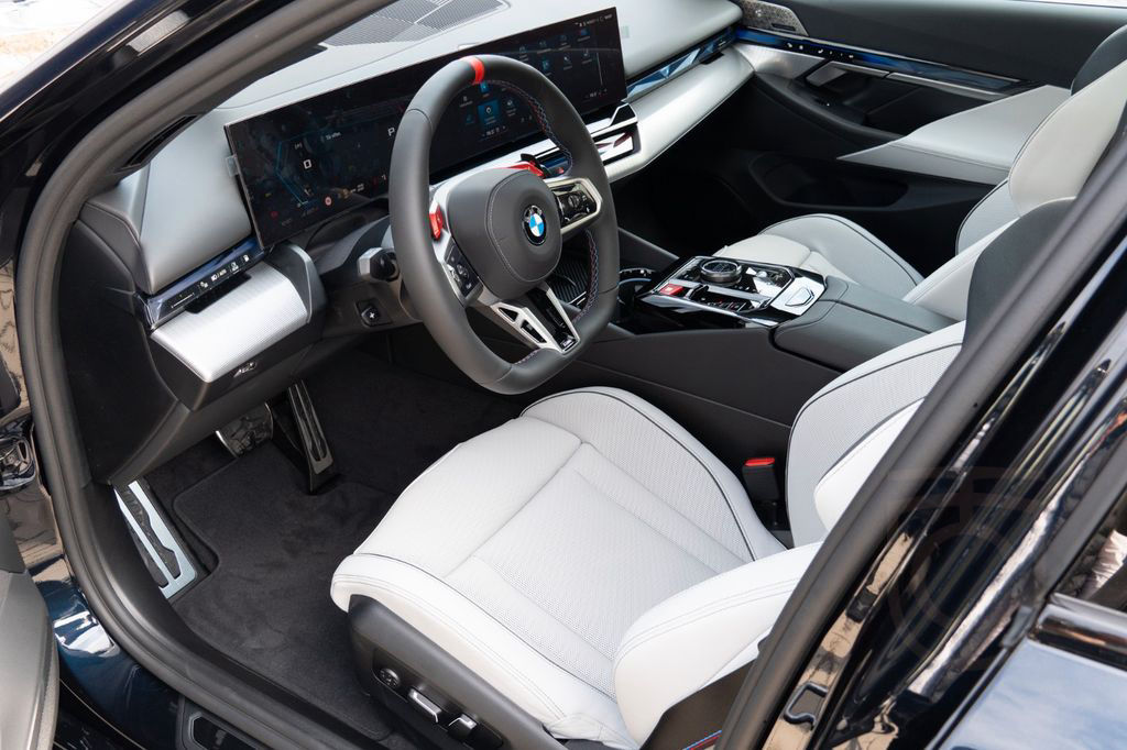 BMW M5 DR.ASS.PLUS.PANORAMA.B&W.360°.AHK.NEU MODELL