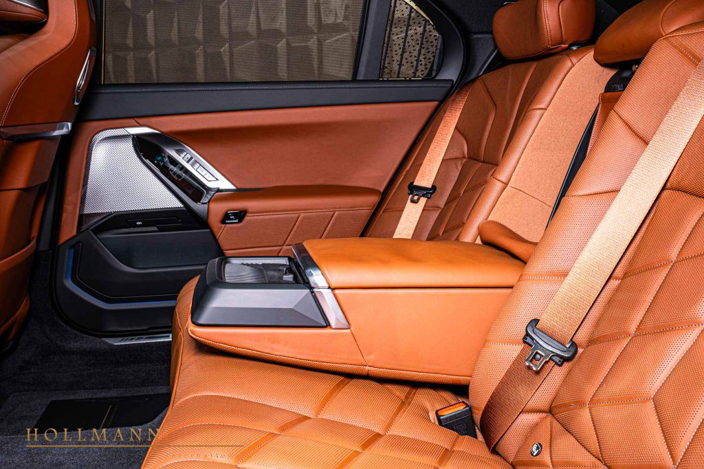 BMW M760e xDrive +SKY LOUNGE+M SPORT BRAKE SYSTEM+