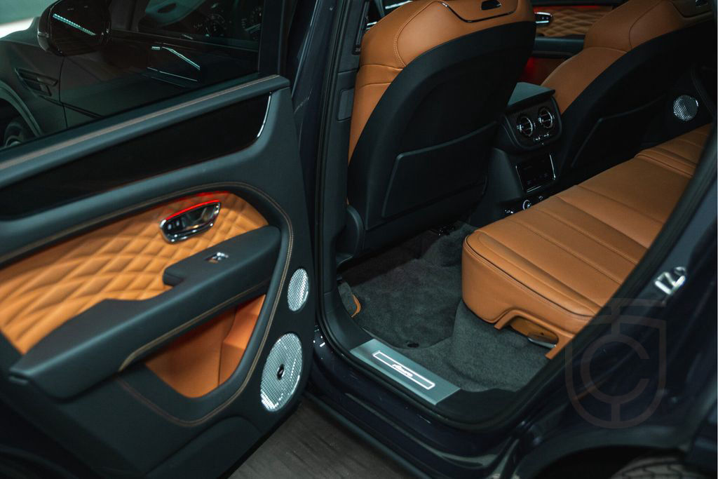Bentley Bentayga Azure V8 |Black Line|Touring Spec|22" T