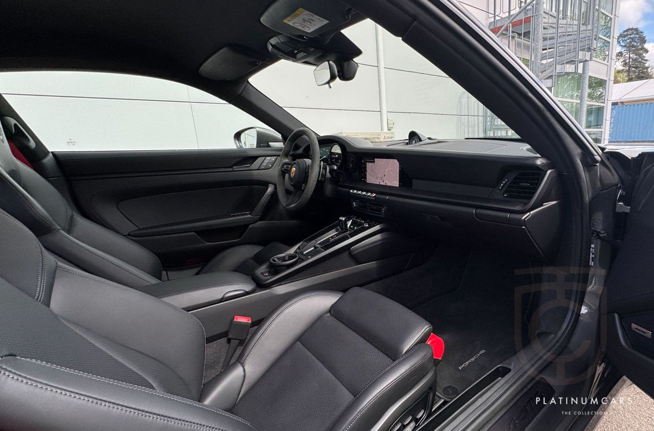 Porsche 911 992 Carrera 4 GTS