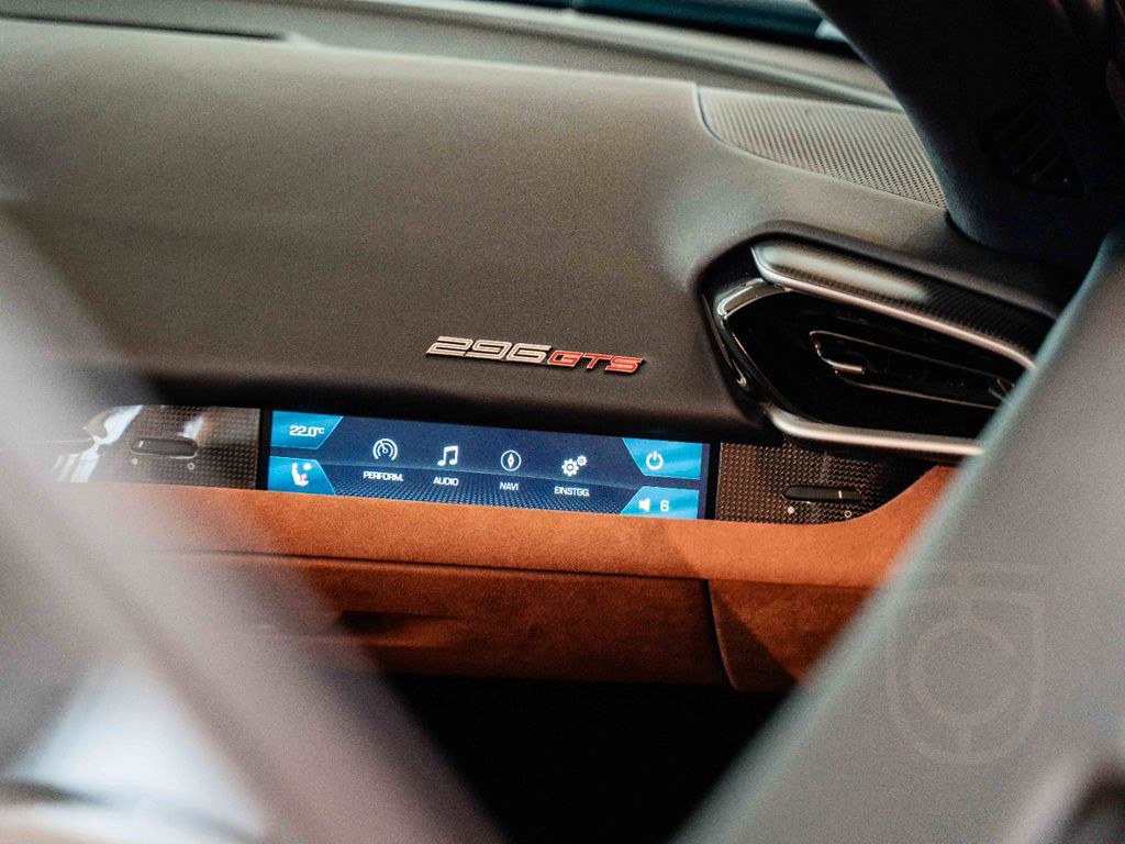 Ferrari 296 GTS Atelier*Lift*Carbon*Lackierte-Nummern