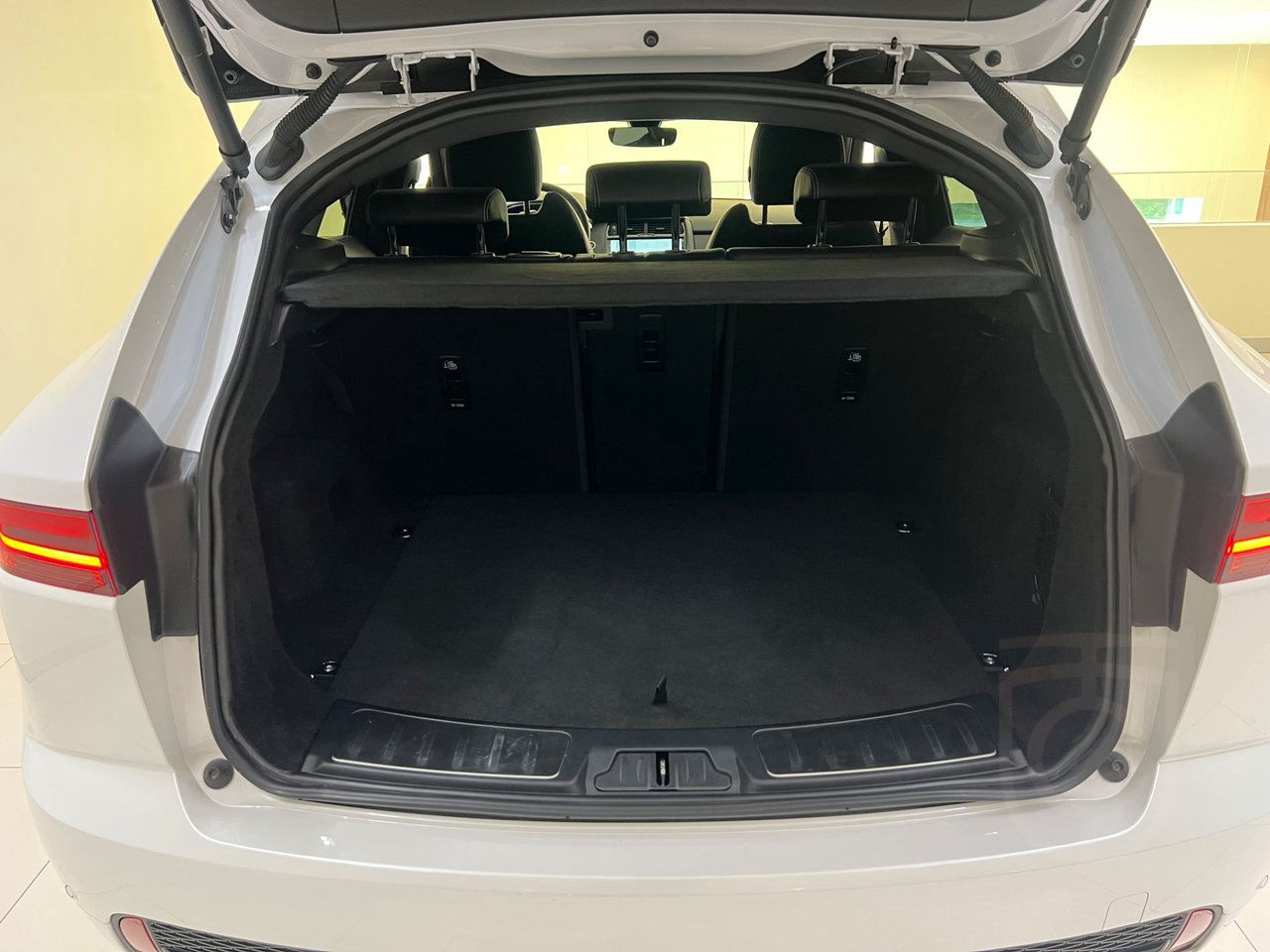 Jaguar E-Pace P300e PHEV R-Dynamic