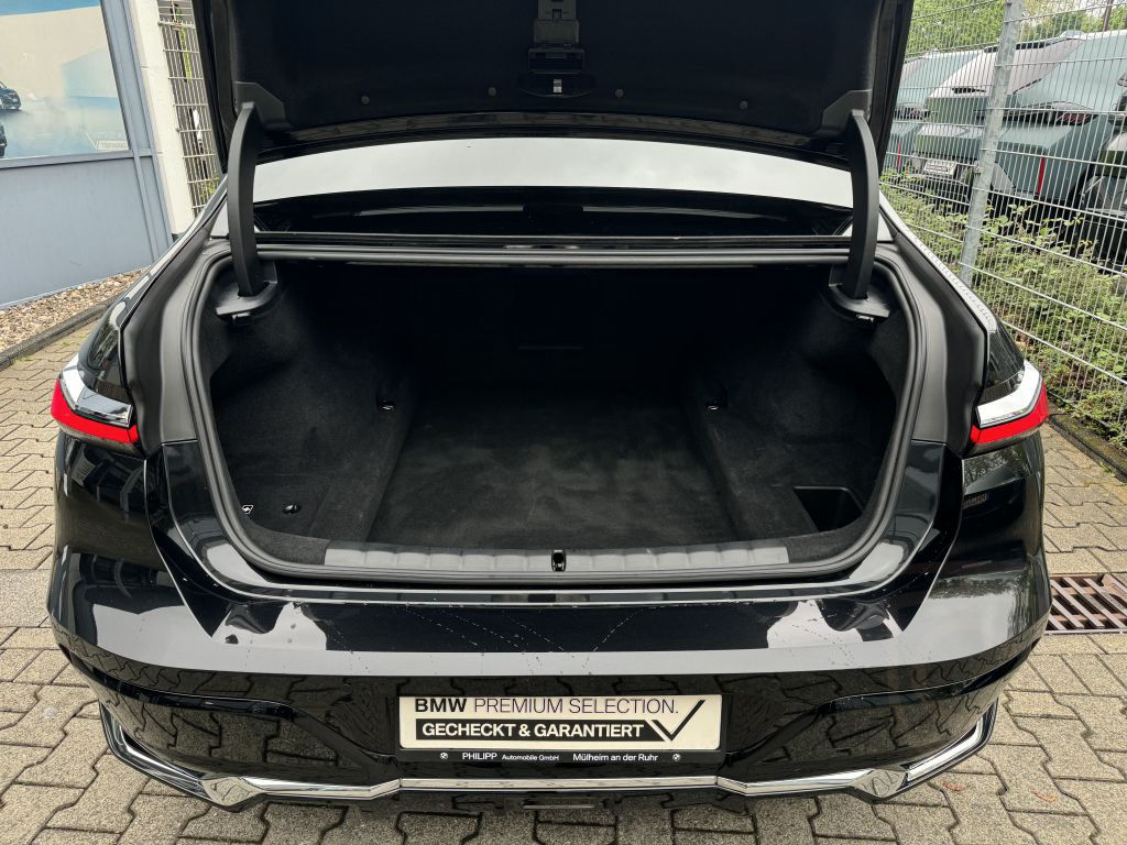 BMW 740d xDrive M Sport StandHzg PANO-SKY Autobahnas