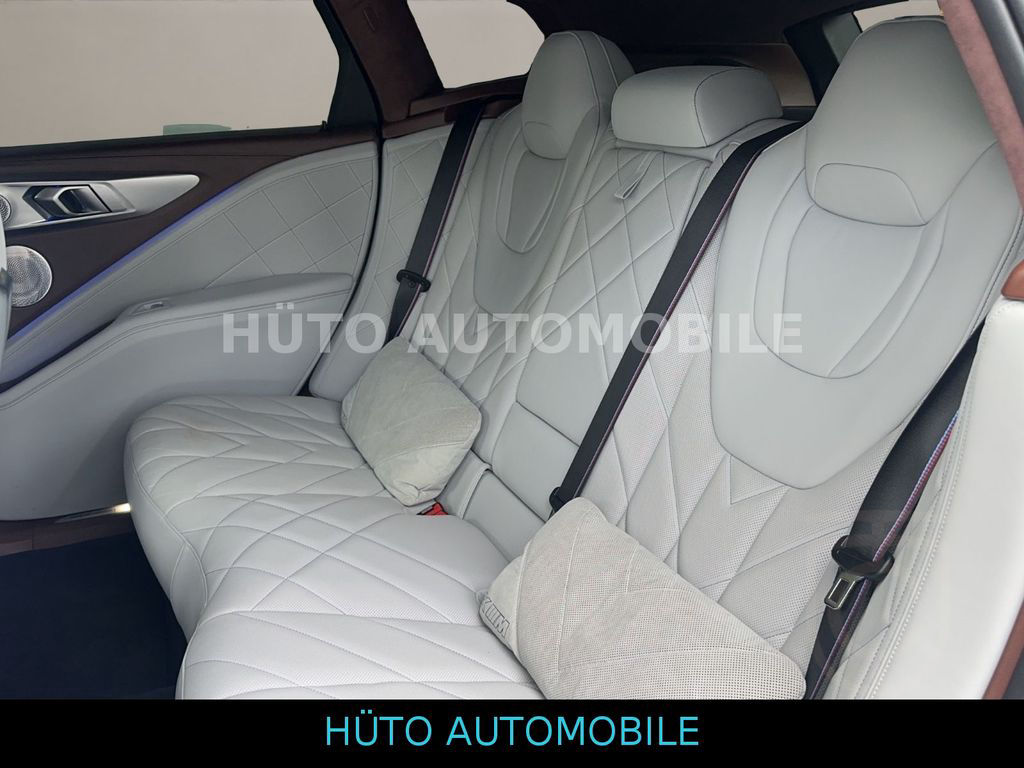 BMW XM Carbonschwarz / Gold / weiß B&W MDrivers DAss