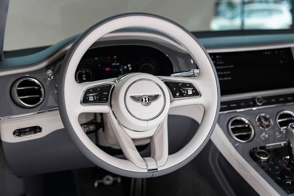 Bentley Continental GT Azure - Naim, Blackline spec.