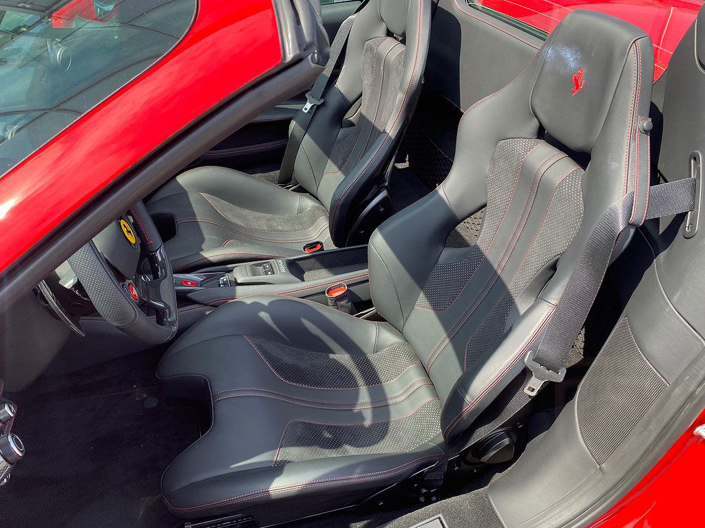 Ferrari F8 Spider 3.9 V8 DCT Euro 6 720hk "SVENSKSÅLD"