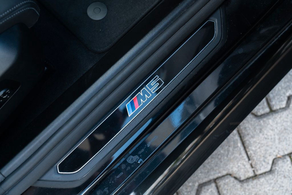 BMW M5 Limousine/ DRIVING PROF. / COMFORT PAKET/ B&W