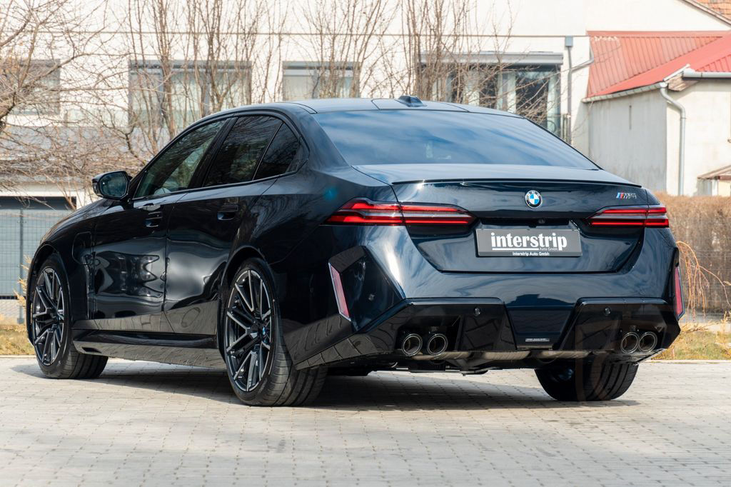 BMW M5 DR.ASS.PLUS.PANORAMA.B&W.360°.AHK.NEU MODELL