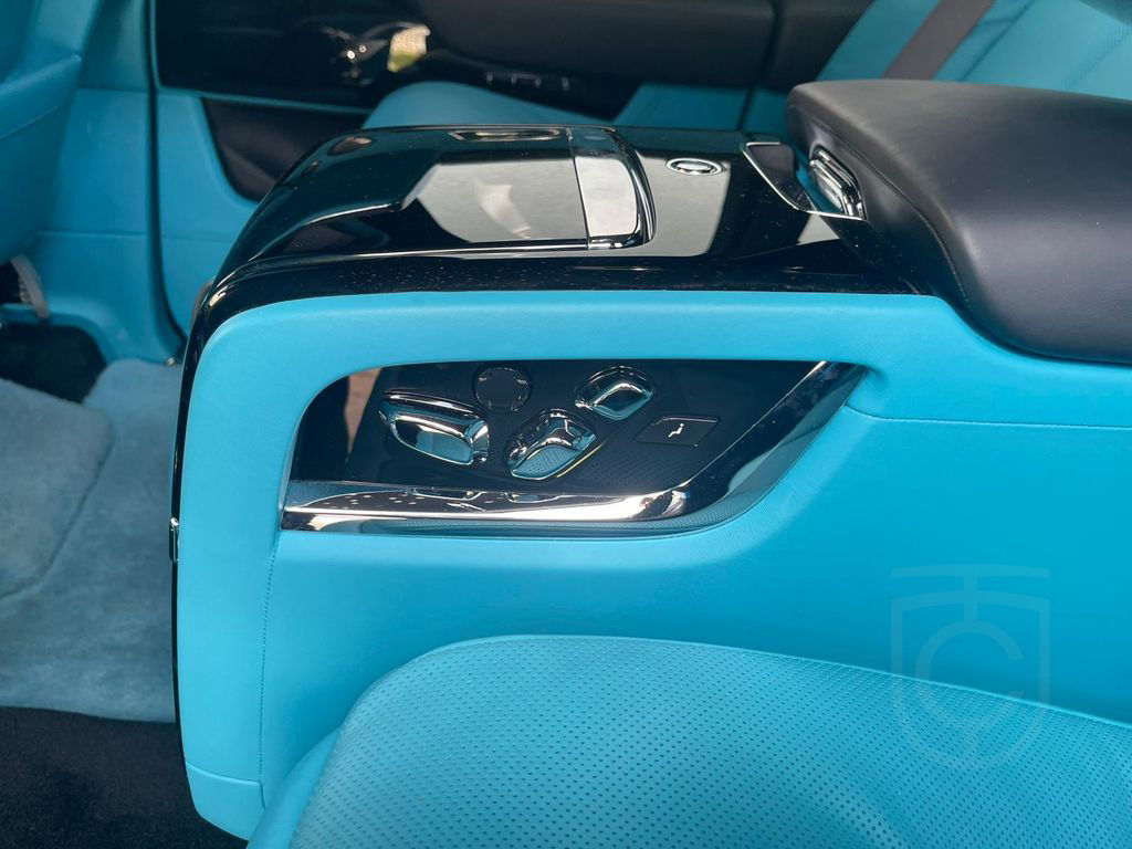 Rolls-Royce Cullinan Bespoke HUD TV