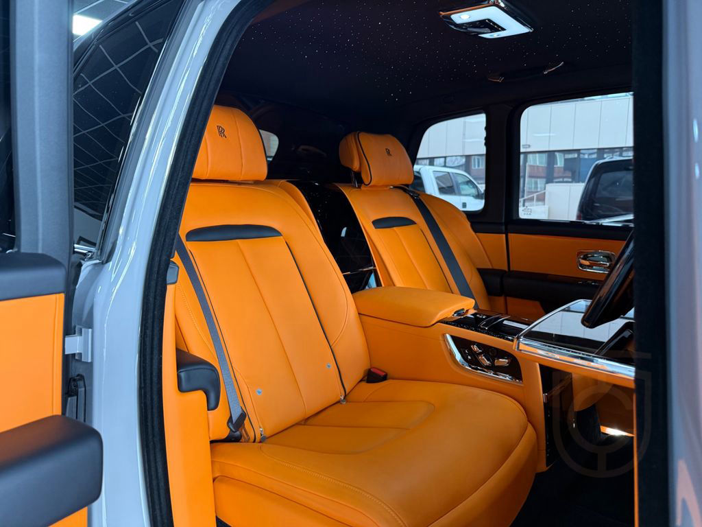 Rolls-Royce Cullinan- 4 seats- Bespoke- Starlight- Tables+TV