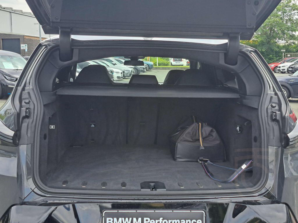 BMW XM M Drivers Gestiksteuerung B&W Surround DAB