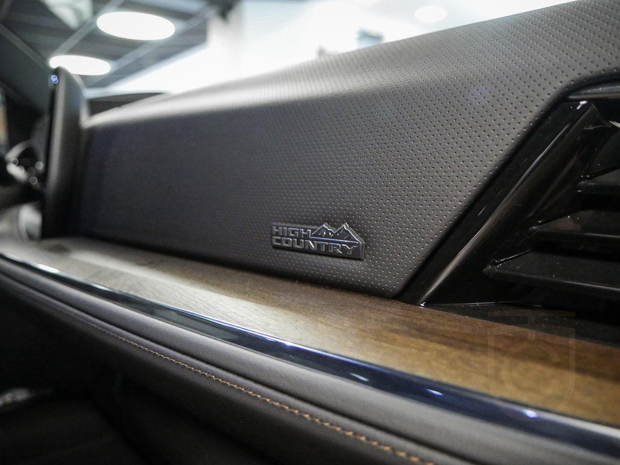 Chevrolet Suburban High Country DELUXE V8