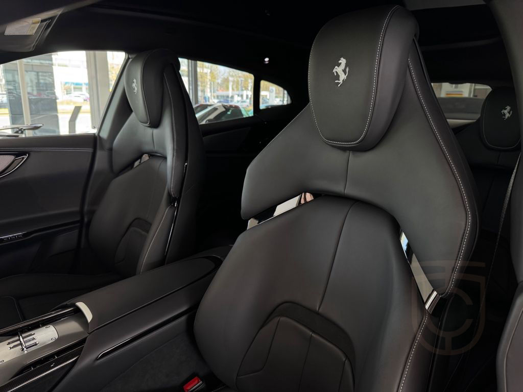 Ferrari Purosangue V12 CARBON/LIFT/PANORAMA