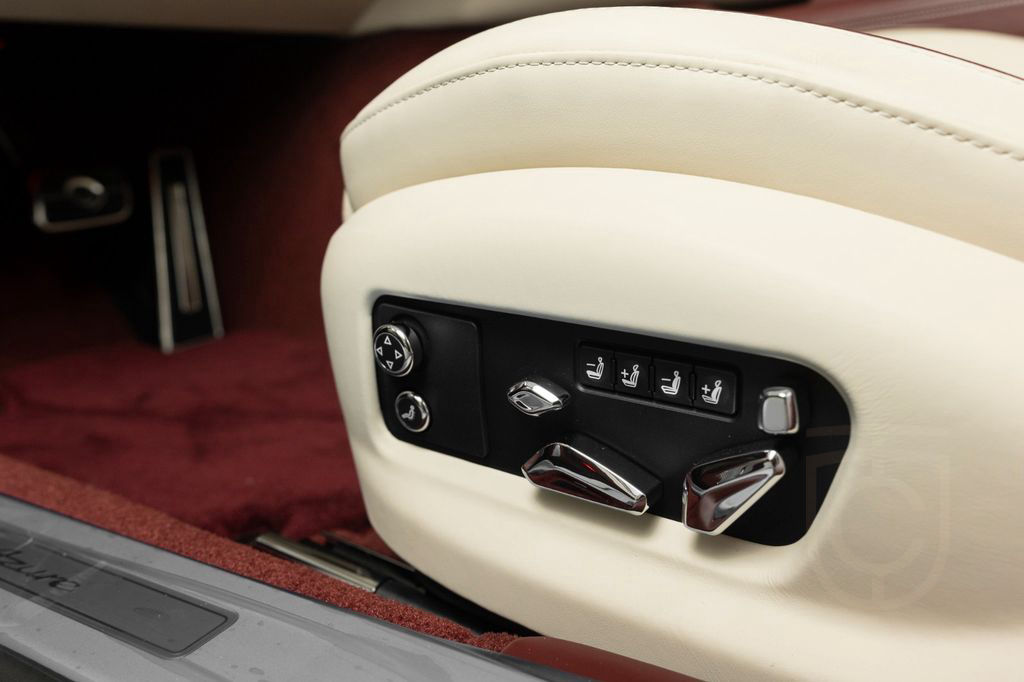 Bentley Flying Spur Azure V8 - Naim, Burgundy red