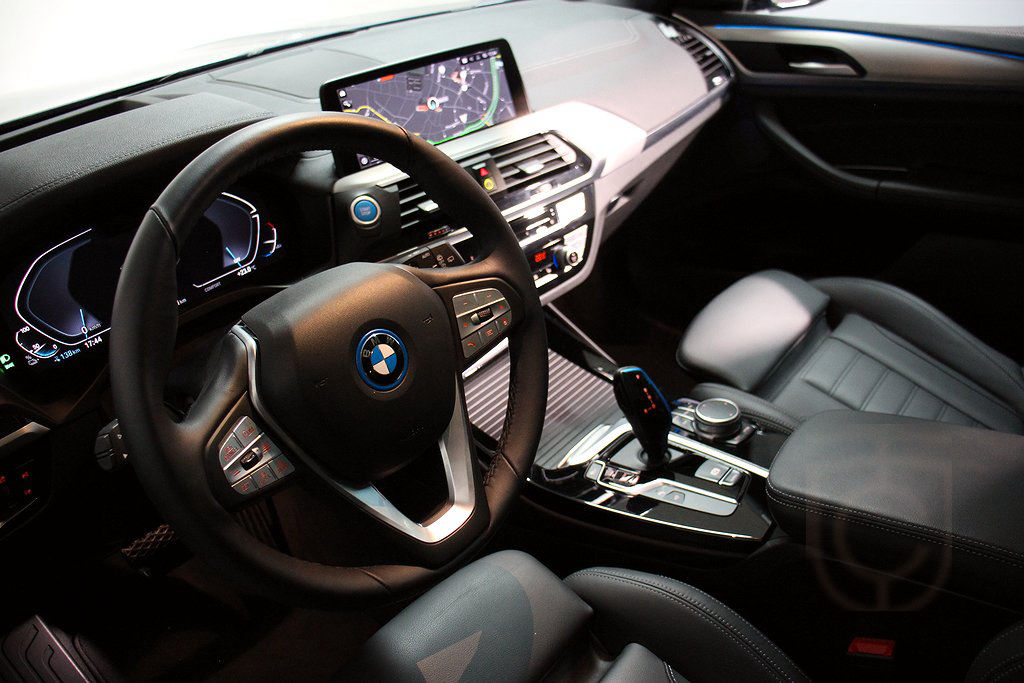 BMW iX3 Charged Plus Adaptiv