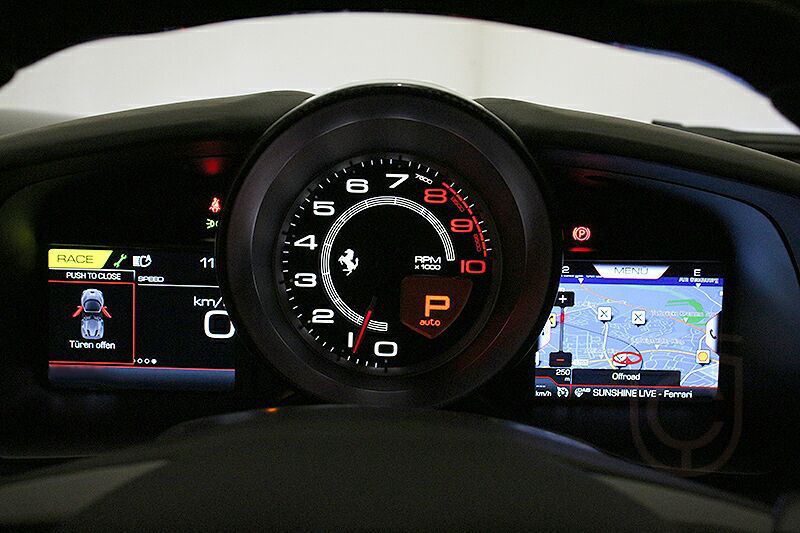 Ferrari F8 Spider Carbon Liftsystem BeifahrerDisplay
