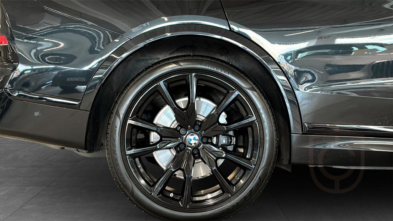 BMW X7 xDrive40i B&W